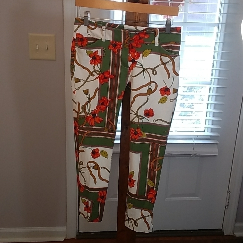 7thAvenue Design Studio New & Company White Floral Capri Pants 0 Stetch Fits S&M